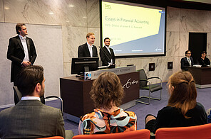Jeroen presenting his thesis behind the podium
