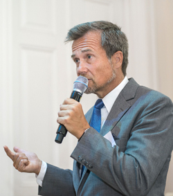 Dr Dirk Schlesinger